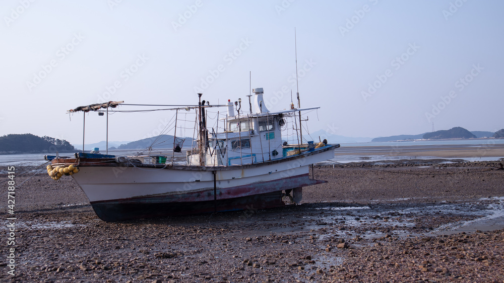 물빠진 갯벌위에 서 있는 배(
A boat standing on a submerged tidal flat) 물빠진 갯벌위에 서 있는 배(
A boat standing on a submerged tidal flat)