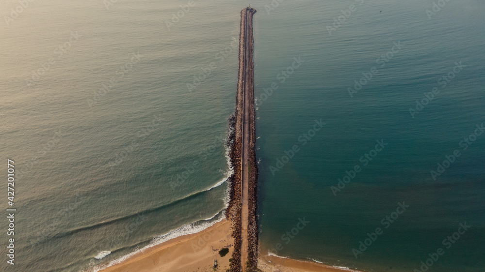 Obraz premium Two sides of coin eventually merge 