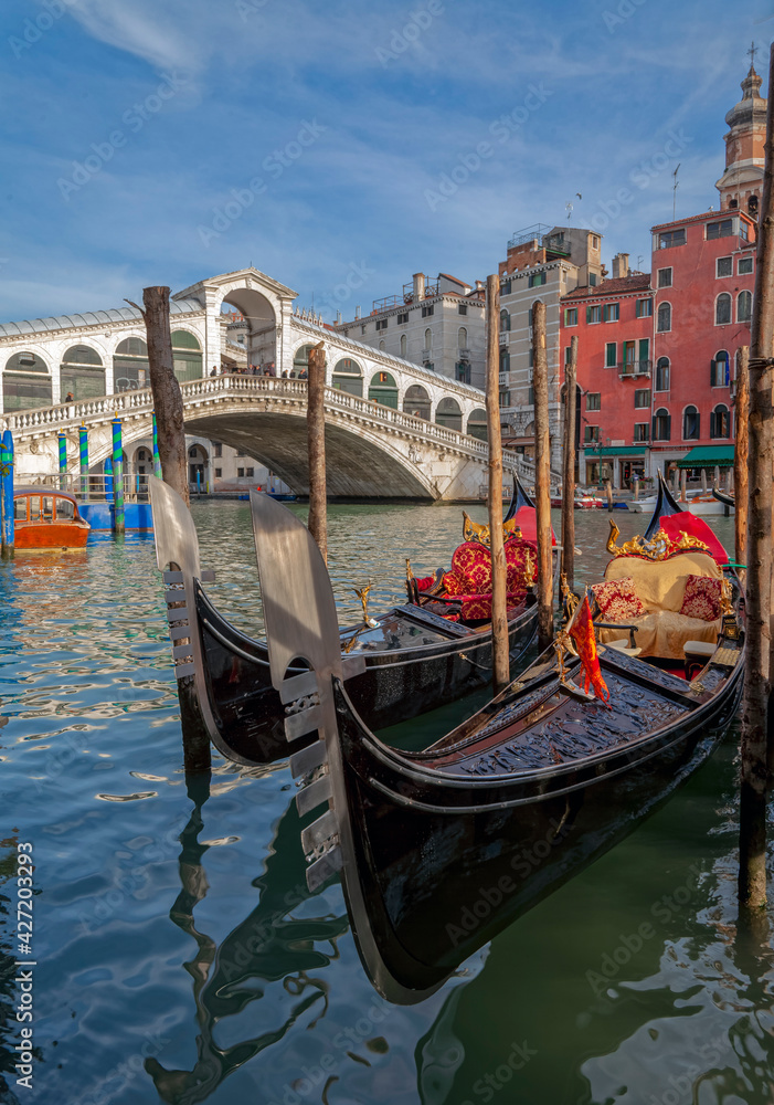 Gondeln in Venedig mit Rialto Brücke
