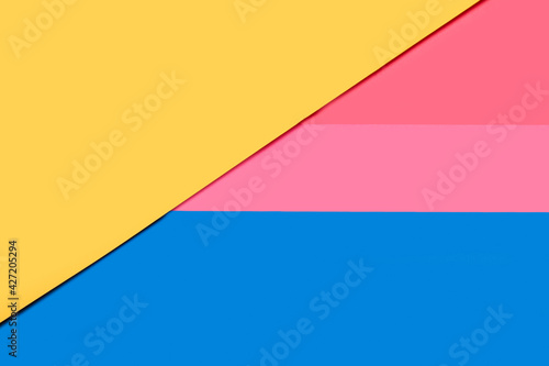 Fondo geométrico de papel amarillo, rosa y azul. Vista superior. Copy space