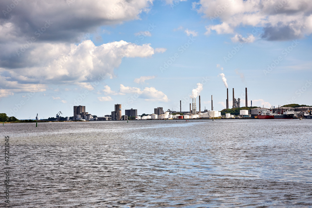 Naklejka premium constructions by the water with clouds