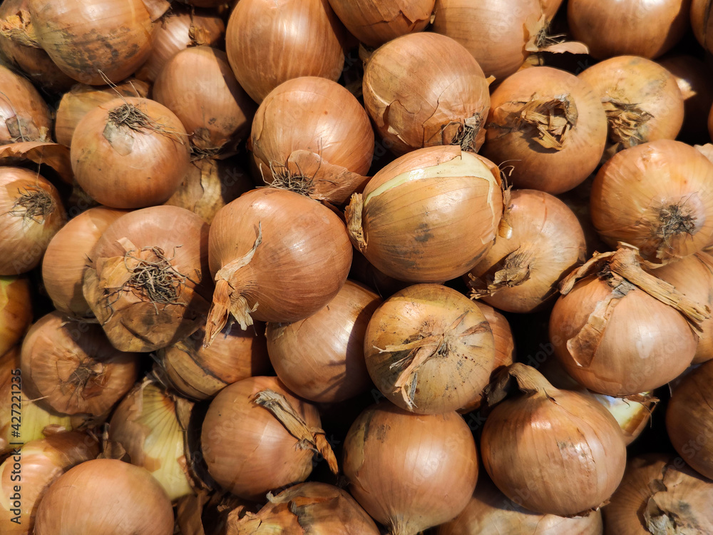 Obraz premium Fresh onions. Onions background. Ripe onions. Onions in market