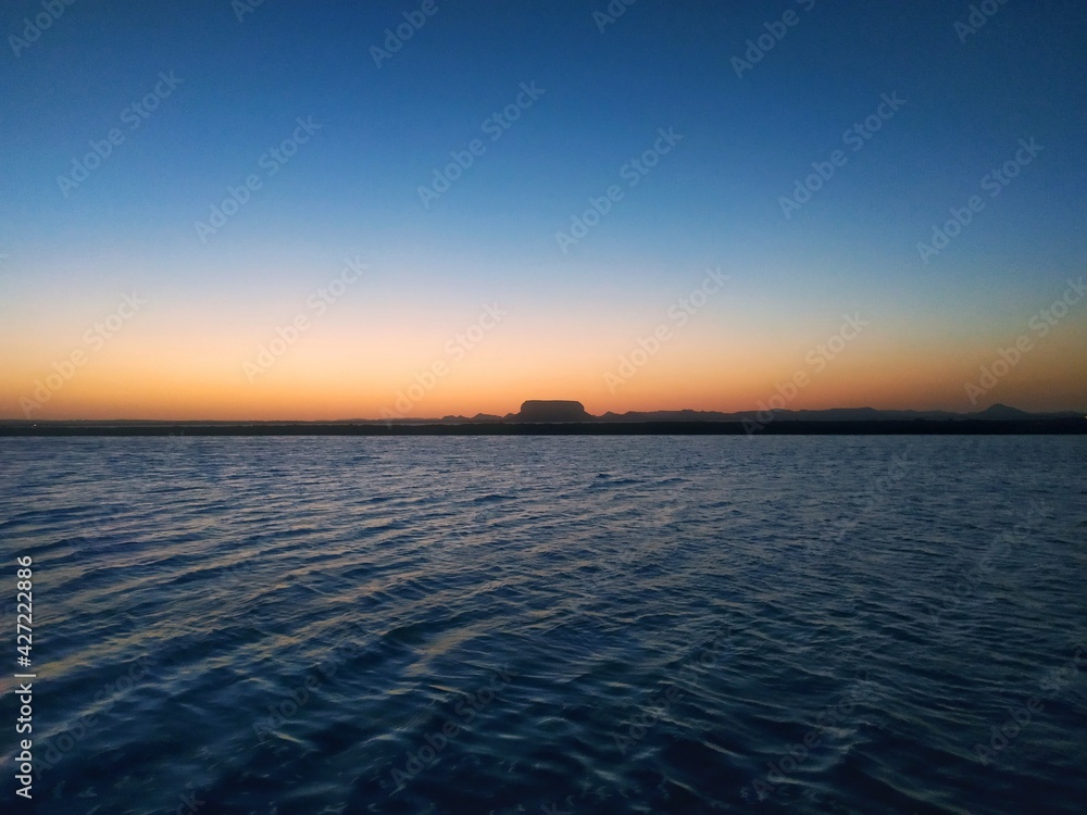 Naklejka premium sunset over the lake