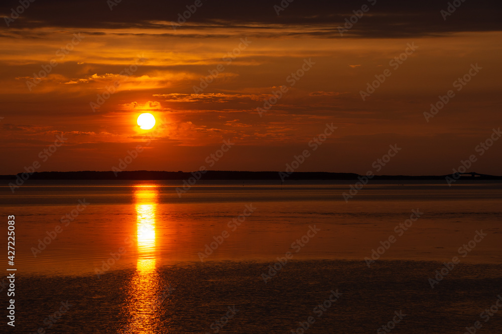 夕暮れの湖に反射する夕陽　サロマ湖
