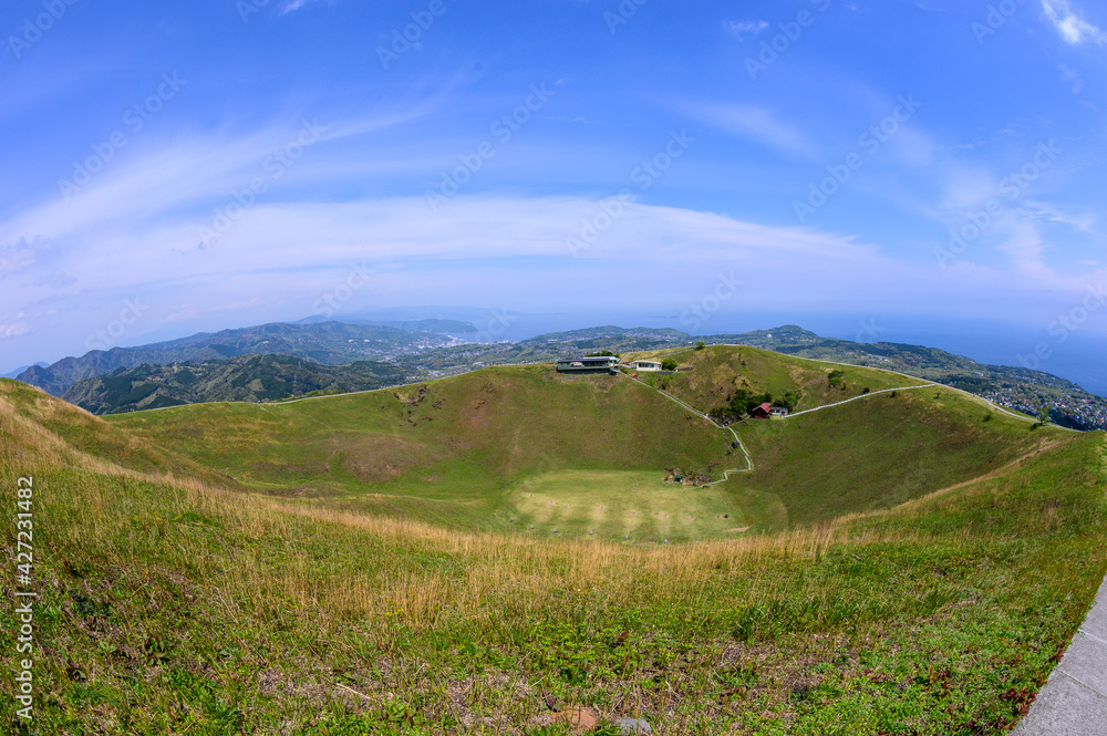 Obraz premium 大室山の山頂の火口跡から魚眼レンズで撮影