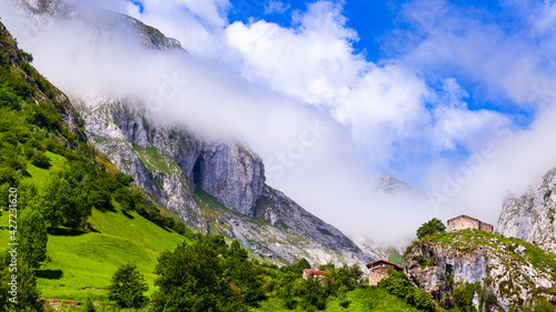 Bulnes, Asturias, niebla, picos de europa, nubes, cielo azul, hierba, verde, naturaleza, turismo, turistico, destino, escalada, montañas, 