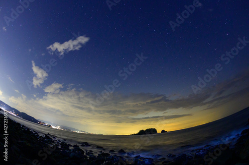 魚眼レンズで撮影した海辺の星空