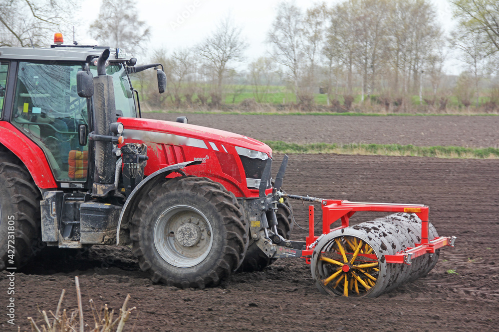 Traktor bei Feldarbeit