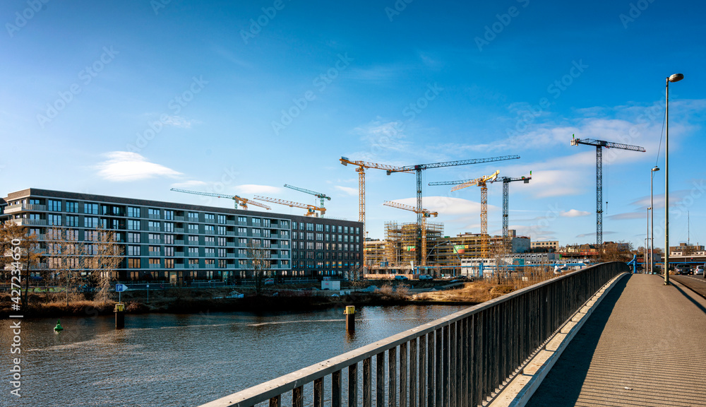 Baukräne an der neuen Europacity in Berlin