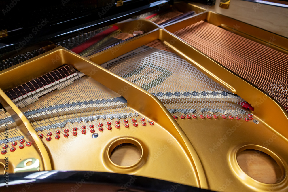 gros-plan-sur-la-structure-interne-en-m-tal-et-les-cordes-d-un-piano