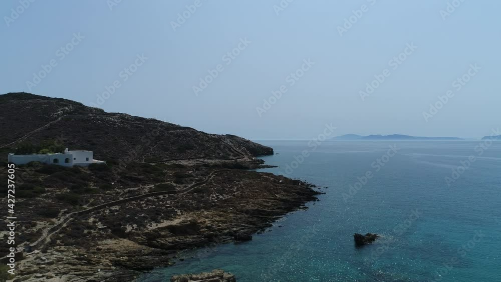 Plage de Magganari sur l'île d'Ios dans les Cyclades en Grèce vue du ciel Plage de Magganari sur l'île d'Ios dans les Cyclades en Grèce vue du ciel