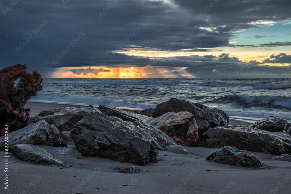 Obraz premium Sunset at Hokitika beach in New Zealand