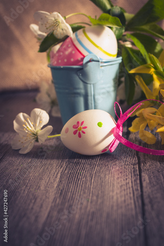 Obraz na płótnie Spring flowers and easter eggs. Happy Easter Background w salonie
