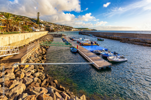 Madeira - Sonnenaufgang am Hafen von Santa Cruz
