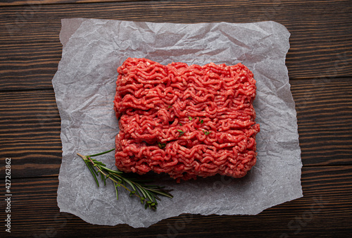 Canvastavla Fresh raw minced meat from ground beef or pork on cutting board and dark brown r