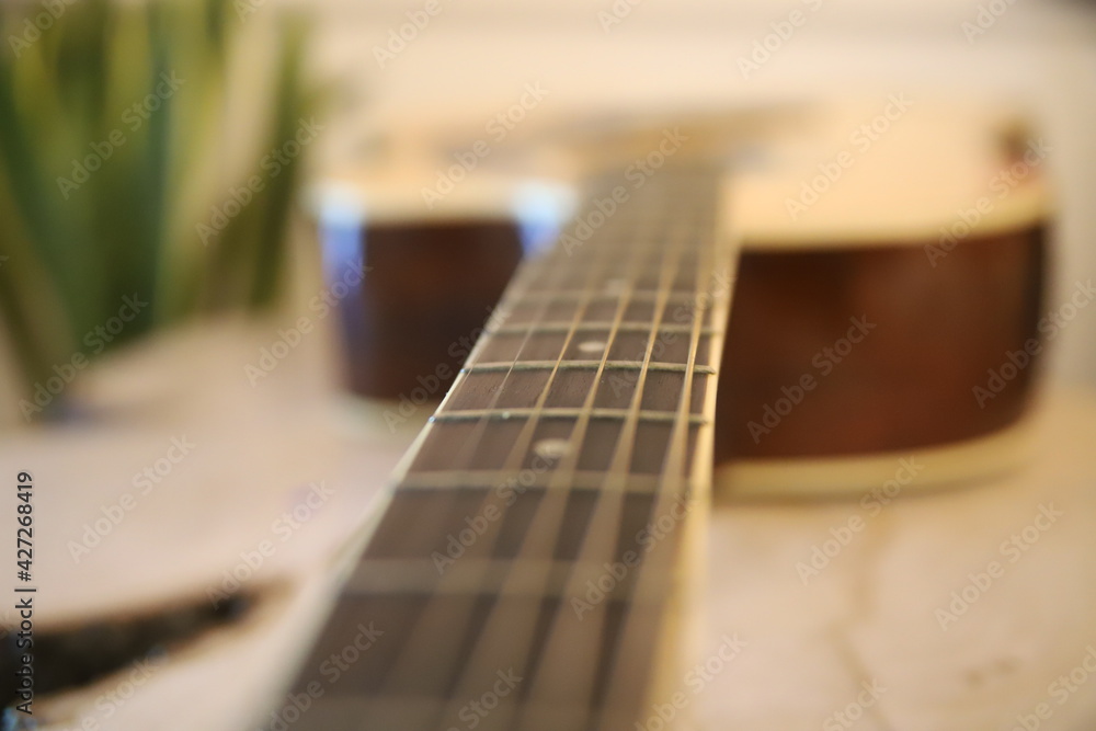 Fototapeta premium Piękna gitara akustyczna gryf drewno struny gitarzysta
