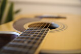 Piękna gitara akustyczna gryf drewno struny gitarzysta