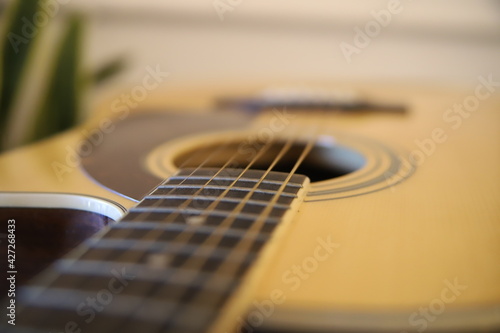 Piękna gitara akustyczna gryf drewno struny gitarzysta