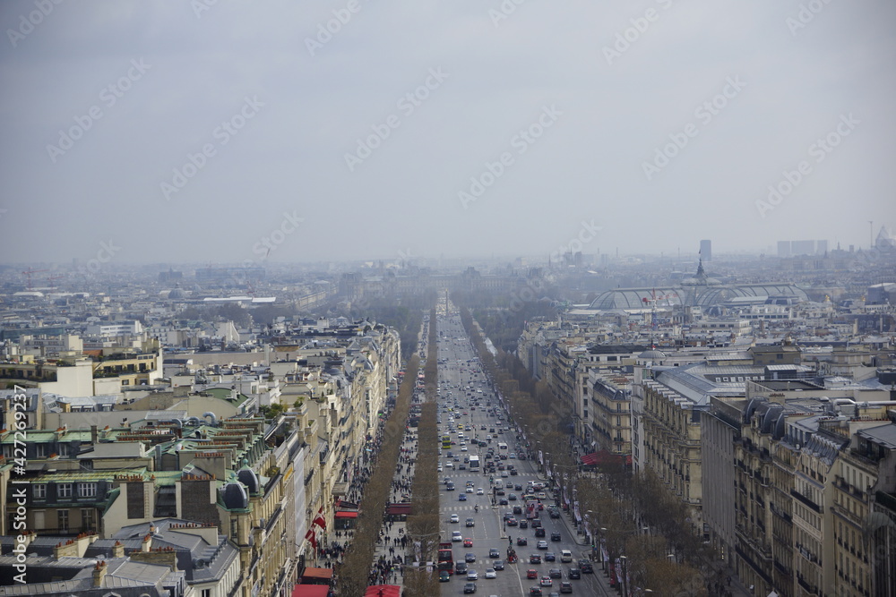 Fototapeta premium Blick über Paris im Smog 2016 vom Triumphbogen 