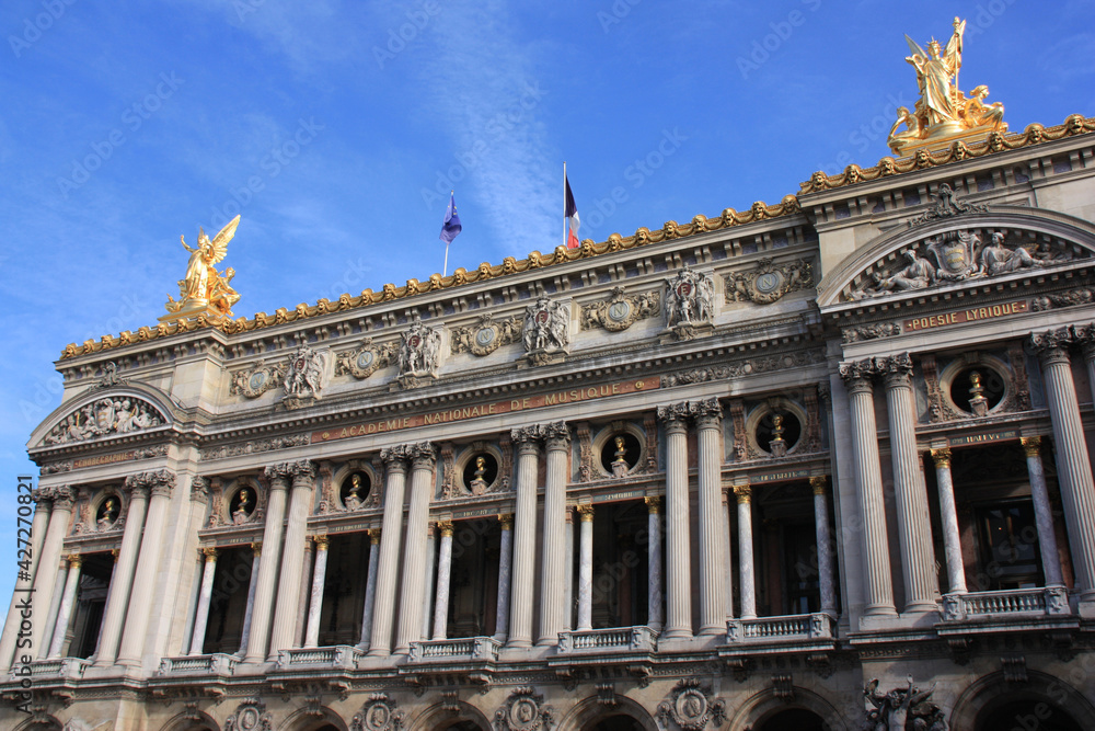 Façade de l'opéra à Paris, France