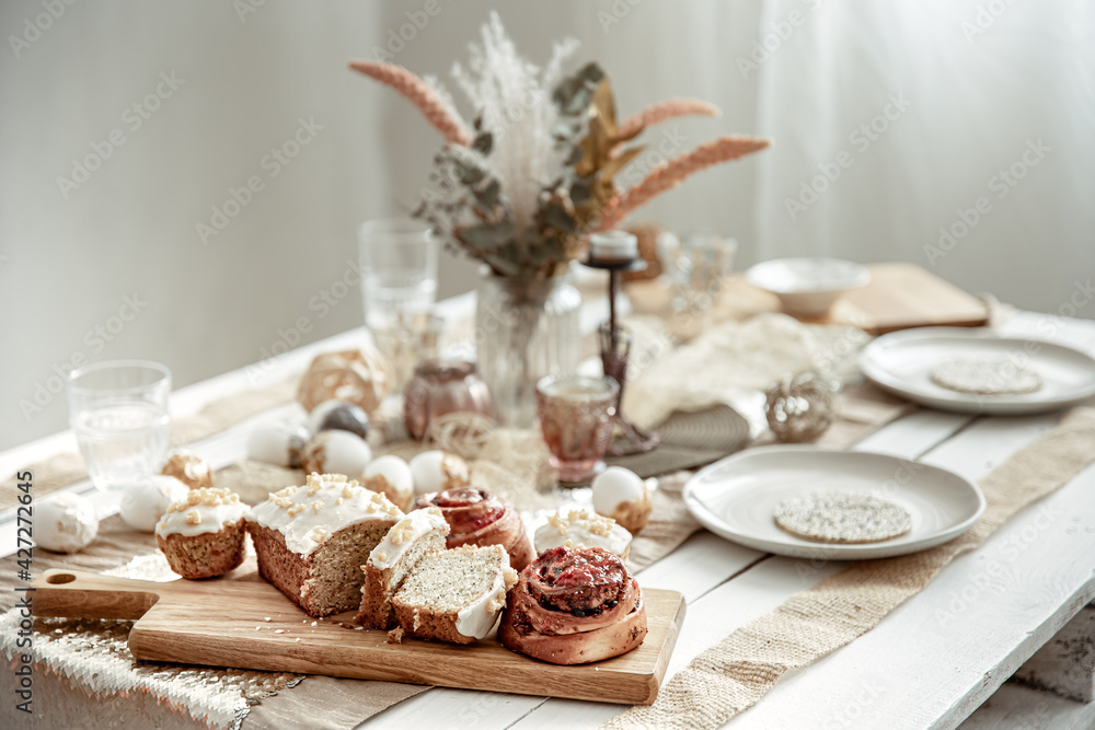 Naklejka premium Easter table setting with decor details and homemade cakes.