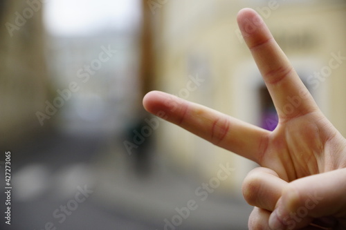 Fingern zeigen ein Peace-Zeichen © landscapephoto