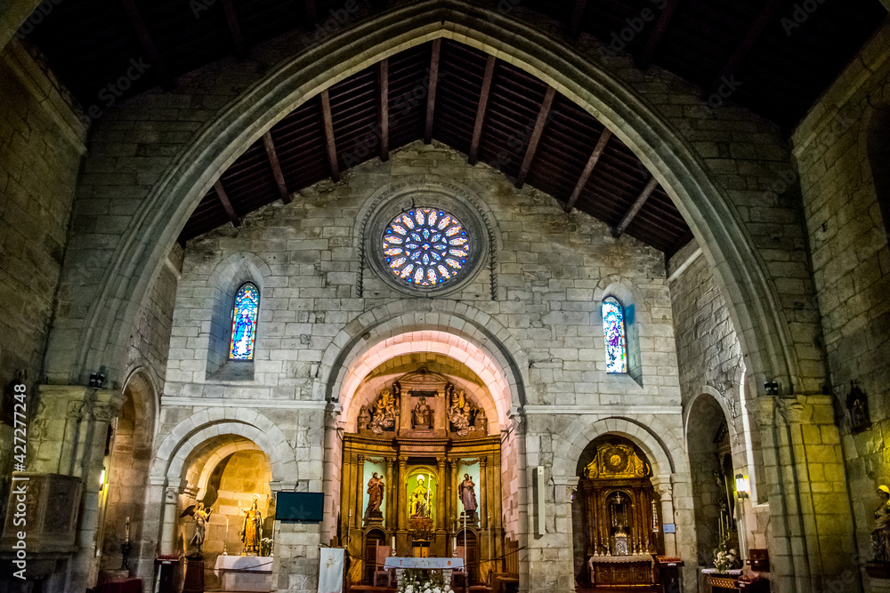 Interior de una iglesia románica en transición al gótico con su peculiar atmósfera de recogimiento y religiosidad