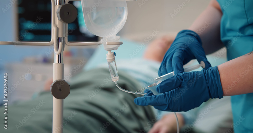 Φωτογραφία Cropped shot of unrecognizable person in gloves injecting poison in drip tube ki