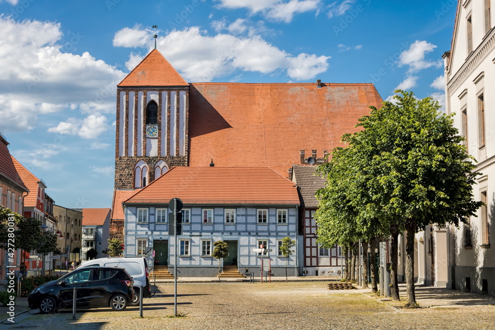 wusterhausen, deutschland - marktplatz mit kirche st. peter und paul