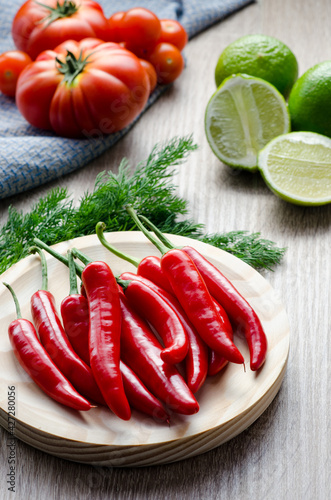 Raw chilis with lemon, tomatoes and dill