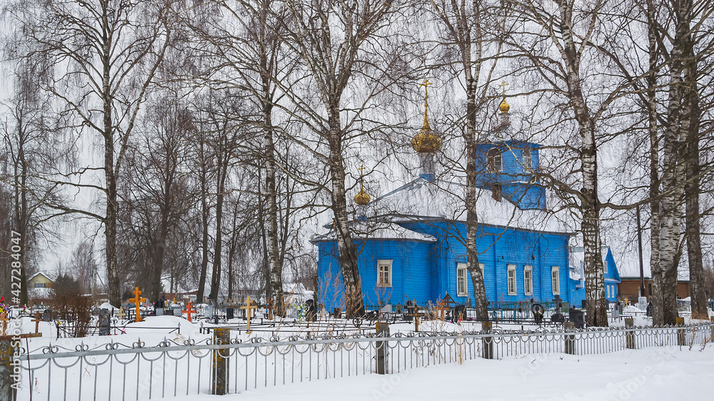 Naklejka premium rural wooden Orthodox church among the trees