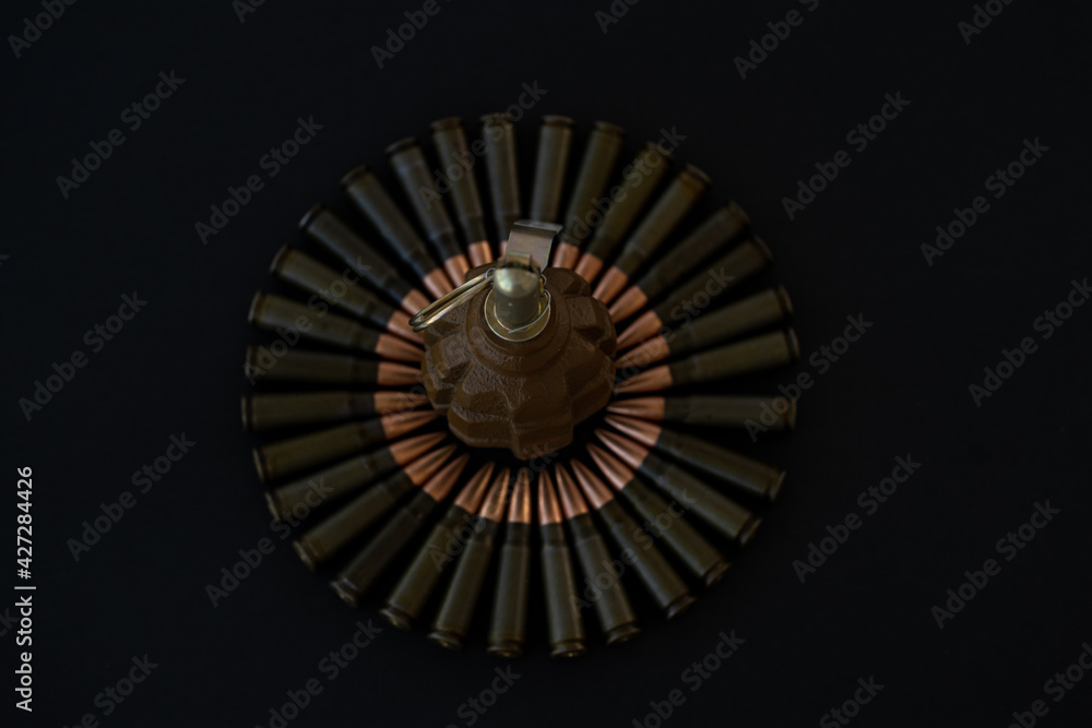 Fototapeta premium Grenade and cartridges for AKM 7.62x39 in the form of a circle on a black background
