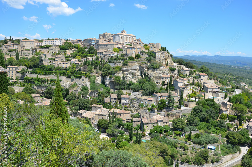 Panoramic view of the medieval village of Gordes, Vaucluse, Provence-Alpes-Côte d’Azur, blue sky background. It is classified as one of the most beautiful villages in France.
