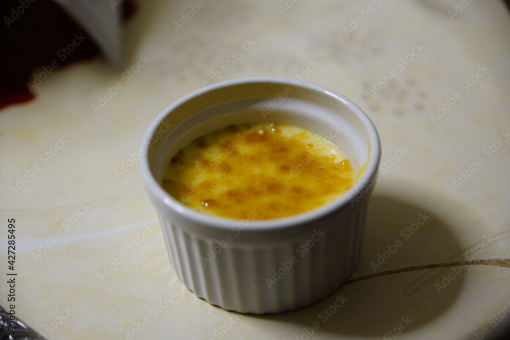 Creme Brulee in einer Schale mit Brenner beim karamellisieren
Creme Brulee in einer Schale mit Brenner beim karamellisieren