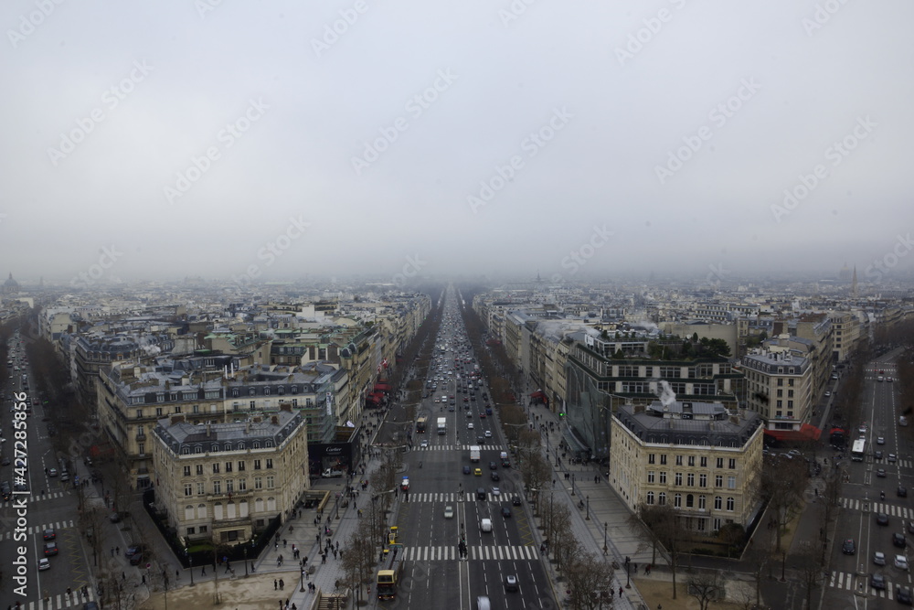 Aussicht vom Triumphbogen in Paris auf die Stadt bei Nebel 