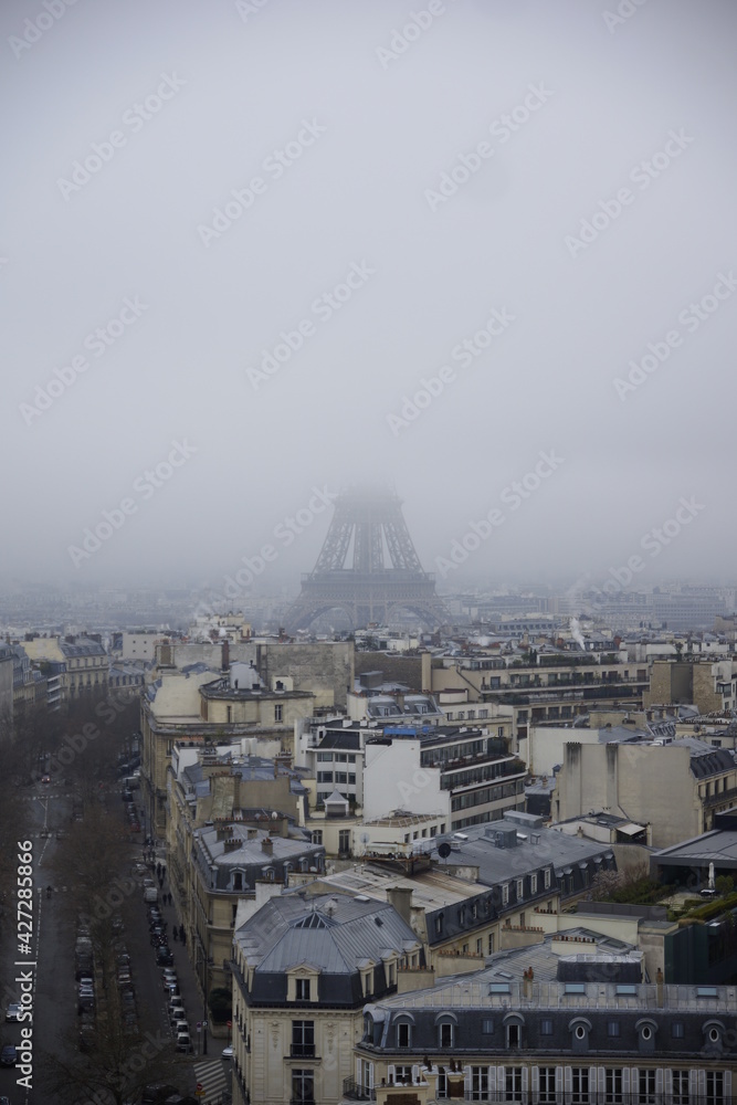 Der Eiffelturm verschwindet im Nebel und Paris 