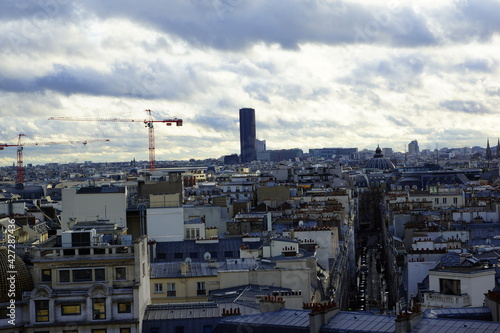 Blick über die Dächer der Innenstadt von Paris mit wolkigem Himmel