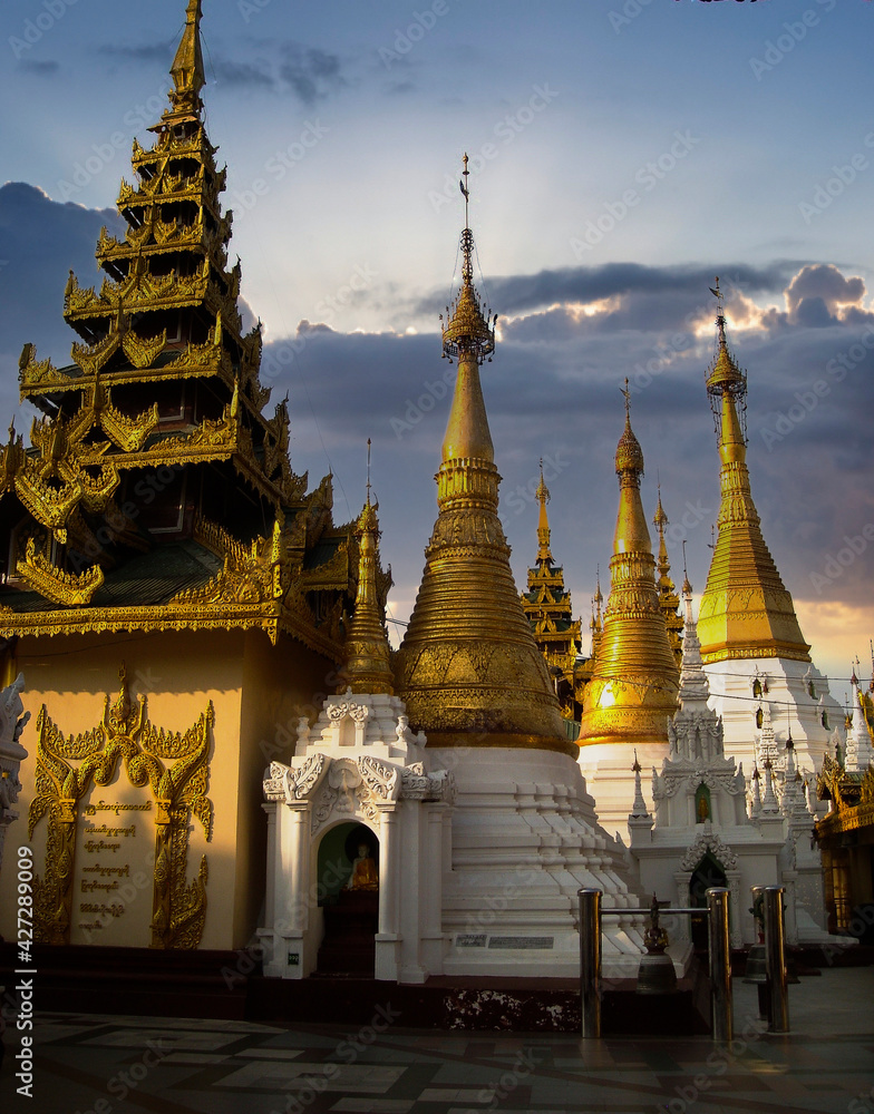 Fototapeta premium a temple in burma at the sightseeing