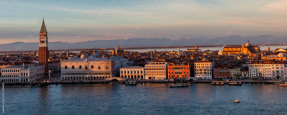 Venezia. Veduta dal Campanile di San Giorgio Maggiore verso i Palazzi del quartiere di San Marco Venezia. Veduta dal Campanile di San Giorgio Maggiore verso i Palazzi del quartiere di San Marco