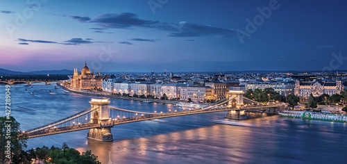 View on Budapest, Chain Bridge in sunset © Horváth Botond