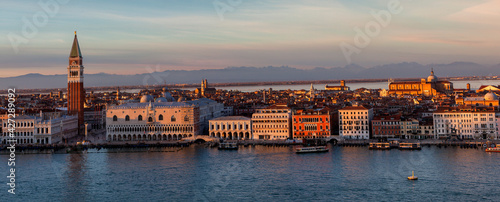 Venezia. Veduta  dal Campanile di San Giorgio Maggiore verso  i Palazzi del quartiere di San Marco