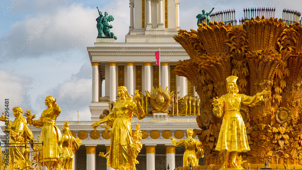 Fototapeta premium Statues on the fountain of VDNH -women gilded
