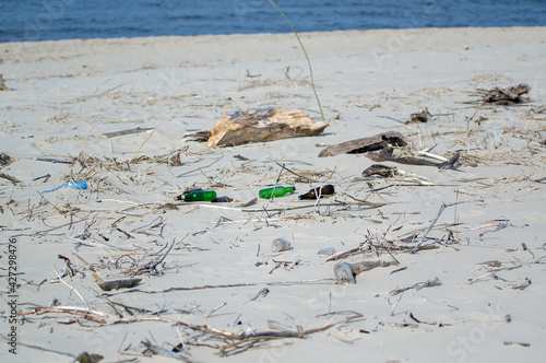 Plastikowe odpadki pozostawione na plaży przez odpływ.