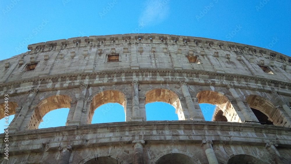 El Coliseo o Anfiteatro Flavio ​ es un anfiteatro de la época del Imperio romano, construido en el siglo I. Está ubicado en el este del Foro Romano, y fue el más grande construido en el imperio Romano