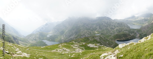 Panorama um den klaren Bergsee, den Grünsee in mitten der Bergspitzen der Alpen in der Texelgruppe in Südtirol beim Wandern