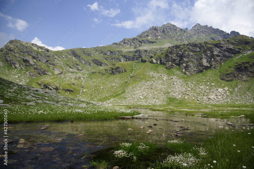 Panorama um den klaren Bergsee, den Grünsee in mitten der Bergspitzen der Alpen in der Texelgruppe in Südtirol beim Wandern