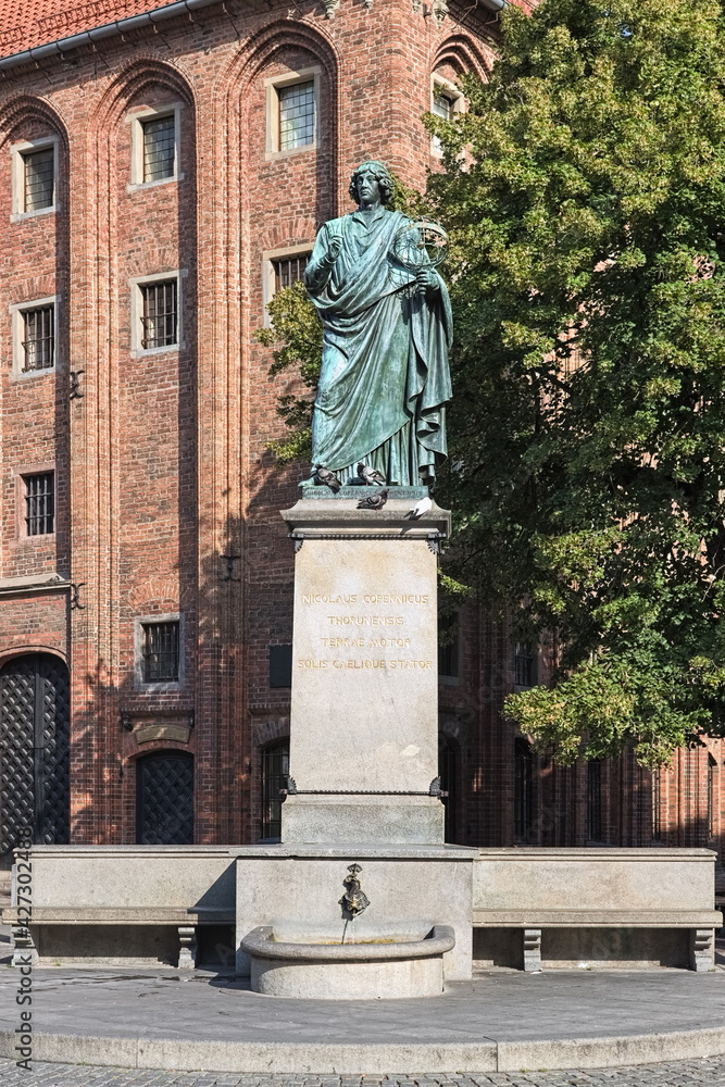 Obraz premium Nicolaus Copernicus Monument in Torun, Poland. The monument was erected in 1853. Latin text on the pedestal reads: Nicolaus Copernicus of Torun, mover of the earth, stopper of the sun and heavens.