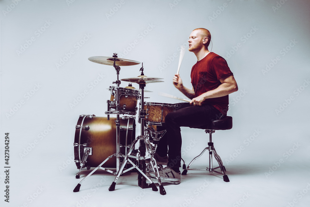 Fototapeta premium Schlagzeug und Schlagzeuger von der Seite