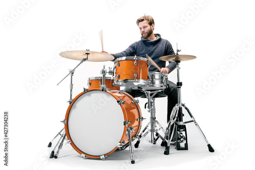 Schlagzeuger und orangenes Schlagzeug von vorne