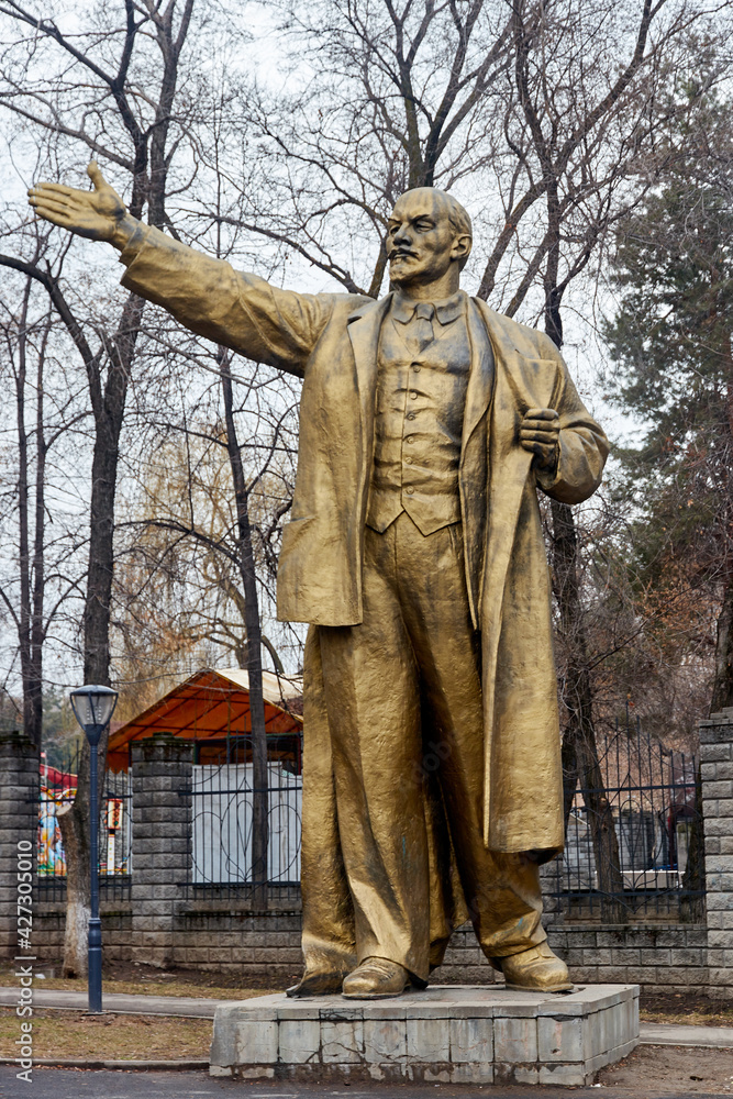 Naklejka premium Almaty, Kazakhstan - March 23, 2021: Lenin monument in the park